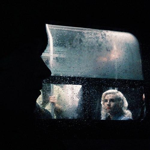 Она сидела у окна, а он вошел в ее вагон женат подумала. Одна.

Она сидела у окна, а он вошел в ее вагон.