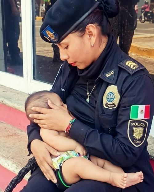 После удара стихии в ноябре 2023 года акапулько оказался завален грязью и обломками, а жители - без жилья и помощи. 02