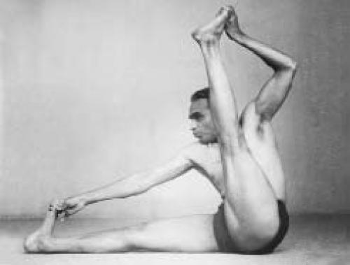 Дханурасана.  Карна - это ухо, а приставка а означает по направлению, рядом. 03