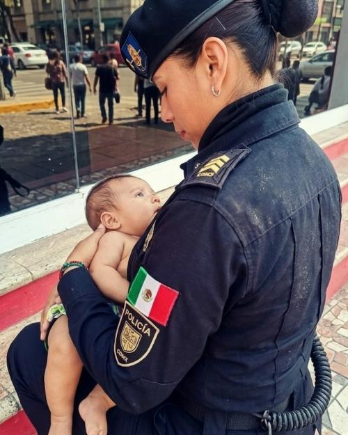 После удара стихии в ноябре 2023 года акапулько оказался завален грязью и обломками, а жители - без жилья и помощи. 01