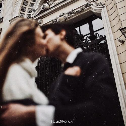 В отношениях между мужчиной и женщиной, уши и слух не нужны.