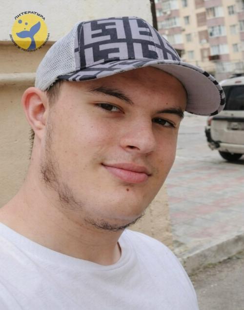 19-Летний Шамиль устарбеков, страдающий аутизмом, вынес на себе 23 человека во время наводнения.

