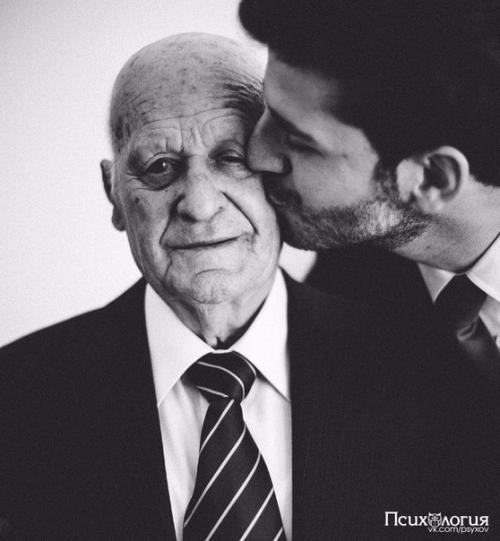 Мудрая притча?   Один старый мужчина переехал жить к своему сыну, невестке и четырехлетнему внуку.