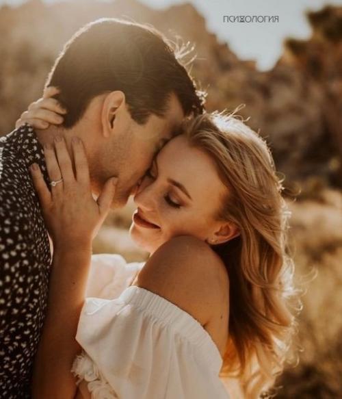 И ты встретишь того, кто ради тебя удалит всех своих подруг, однажды прижмет к себе, не размыкая рук.