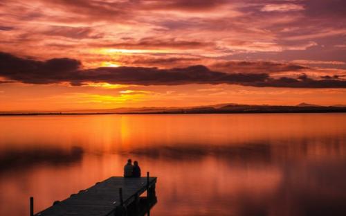 Мир посылает тебе какого-то человека, хорошего или плохого, за помощью или с помощью - не важно.