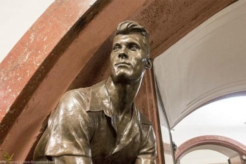 История Аркадия гидрата - это невероятная связь между застывшим искусством и живой памятью. 01