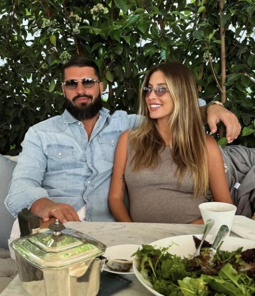 Кети топурия с мужем зафиксировали свой момент в ресторане, она находится в заключительных месяцах беременности. 01