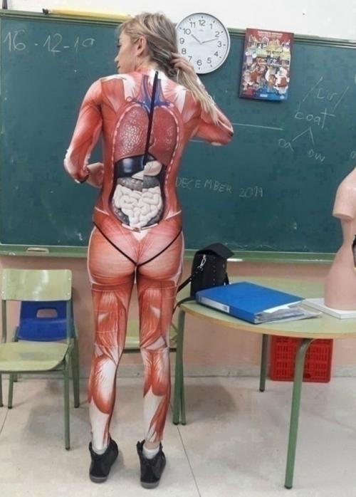 Анатомия в 3D: как один смелый наряд превратил скучный урок в главное событие года. 01