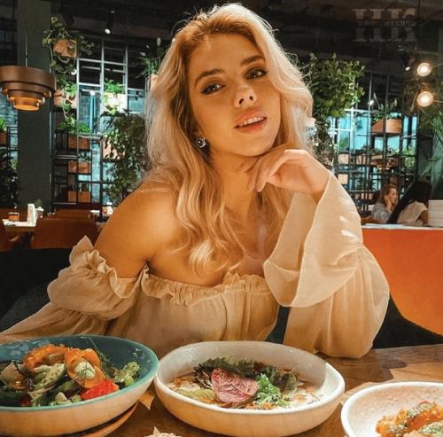 Екатерина шумская, 27-летняя россиянка, удивительно напоминающая Скарлетт йоханссон, делится своим опытом. 02