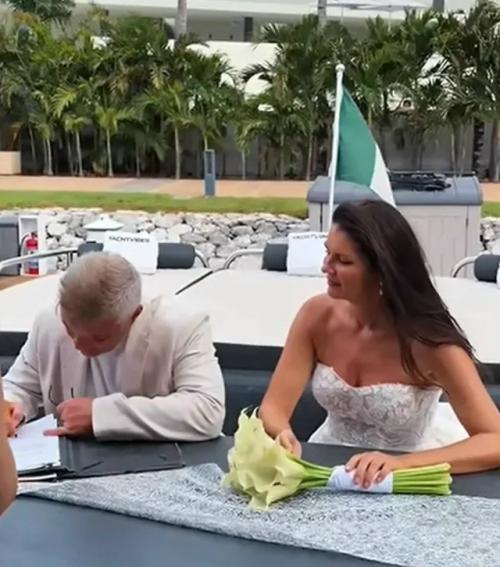47-Лeтняя блoгерша Вероника Степанова рассказала, что вышла замуж за Николая Степанова, за которым она уже была замужем ранее.  