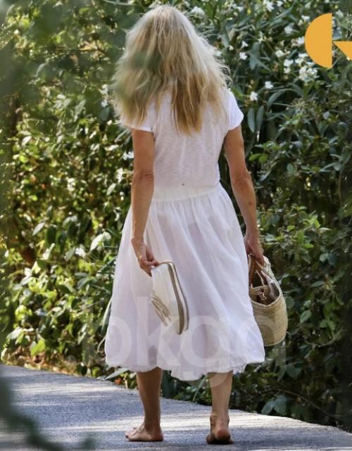 57-Летняя Памела Андерсон, звезда Спасателей Малибу и модель Playboy, отказалась не только от макияжа, но и от обуви. 03