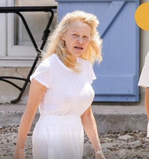57-Летняя Памела Андерсон, звезда Спасателей Малибу и модель Playboy, отказалась не только от макияжа, но и от обуви. 01