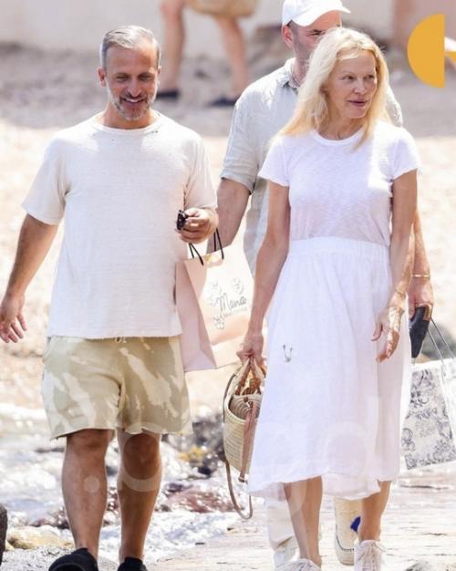 57-Летняя Памела Андерсон, звезда Спасателей Малибу и модель Playboy, отказалась не только от макияжа, но и от обуви. 02