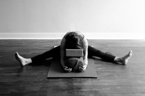 8 поз йоги, которые настроят на сон. 04 8 поз йоги, которые настроят на сон. 04