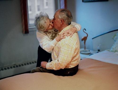Американский фотограф Лорен Флейшман создала фотопроект, в котором показывает семейные пары, чья любовь не угасает уже на протяжении многих лет. 08