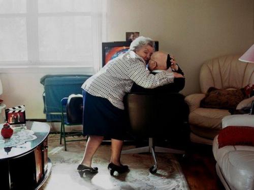 Американский фотограф Лорен Флейшман создала фотопроект, в котором показывает семейные пары, чья любовь не угасает уже на протяжении многих лет. 01