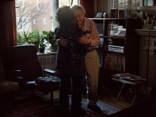 Американский фотограф Лорен Флейшман создала фотопроект, в котором показывает семейные пары, чья любовь не угасает уже на протяжении многих лет. 09