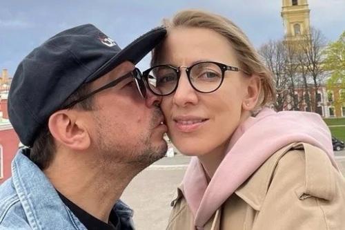 Бывшая жена Андрея мерзликина после развода уехала за границу к новому избраннику оставив детей. 

