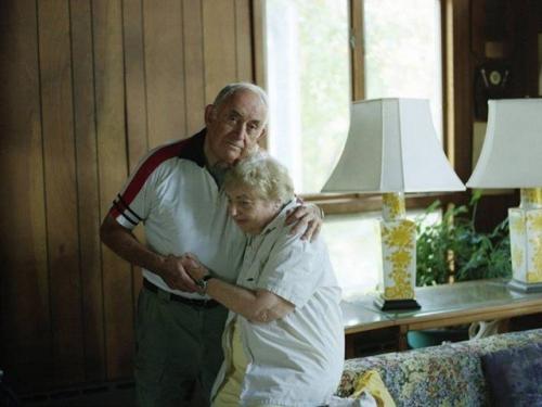 Американский фотограф Лорен Флейшман создала фотопроект, в котором показывает семейные пары, чья любовь не угасает уже на протяжении многих лет. 05