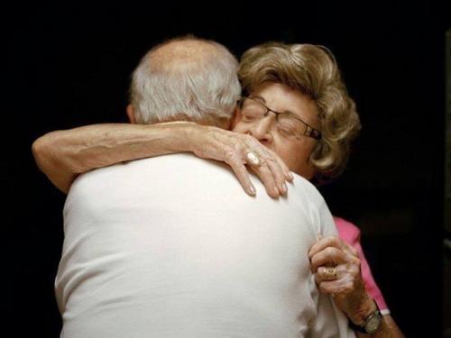 Американский фотограф Лорен Флейшман создала фотопроект, в котором показывает семейные пары, чья любовь не угасает уже на протяжении многих лет. 02