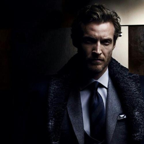 Каждый день, общаясь с разными людьми, удивляешься тому, что самые достойные из них - одиноки. 

