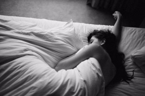 Топ - 11 причин спать голышом.