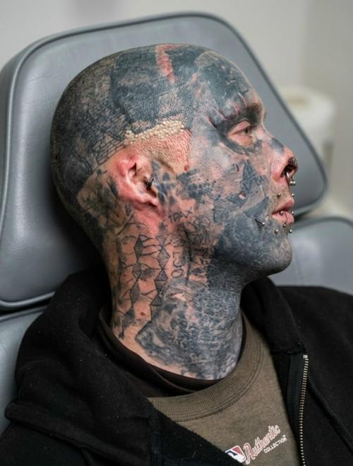 Алексей из Калининграда в своё время полностью забил лицо и голову татуировками, сделал много пирсинга и даже удалил себе уши и нос. 02