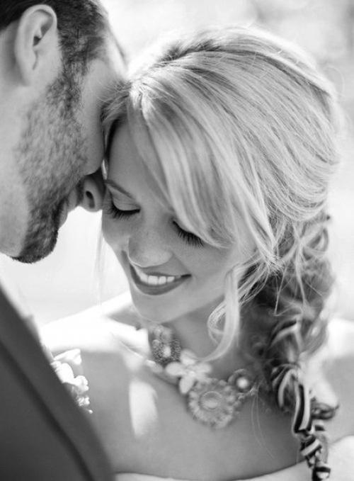 Близкие отношения затормаживают развитие мужчины и способствуют падению самооценки женщины, если они происходят не в любви.  