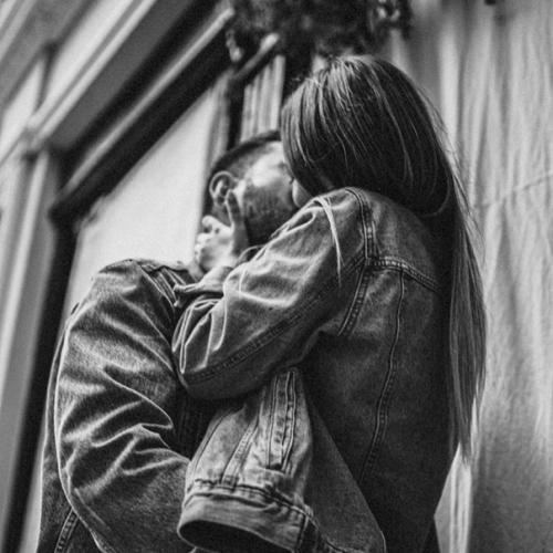 Лишь в том случае, если кто-то влюбился в кого-то из пары, это повод задуматься - всё ли окей?