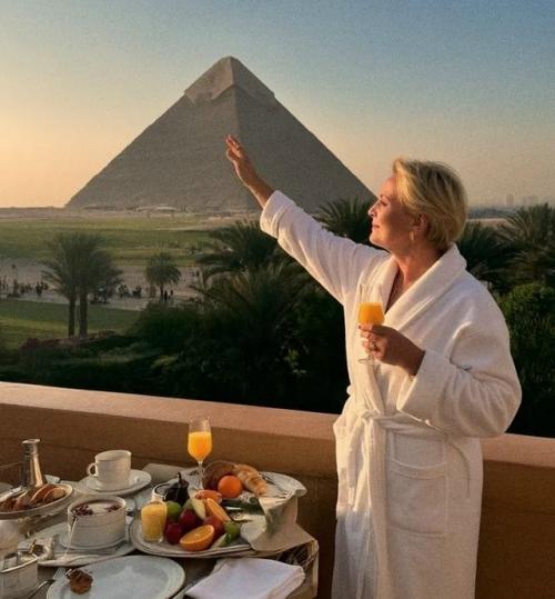 Похудевшая Светлана Пермякова воссоединилась с отцом своей 13-летней дочери в Египте. 01