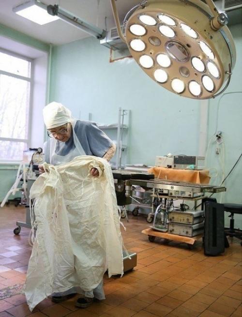 Старейший хирург России 90-летняя Алла Левушкина проводит до ста операций в год.