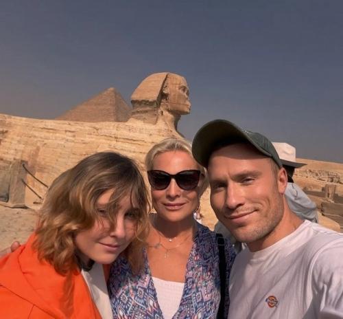 Похудевшая Светлана Пермякова воссоединилась с отцом своей 13-летней дочери в Египте.

