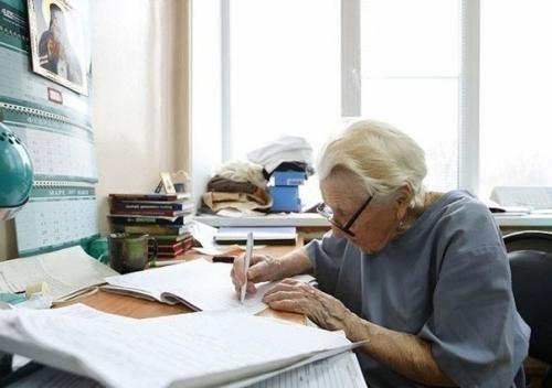 Старейший хирург России 90-летняя Алла Левушкина проводит до ста операций в год. 02