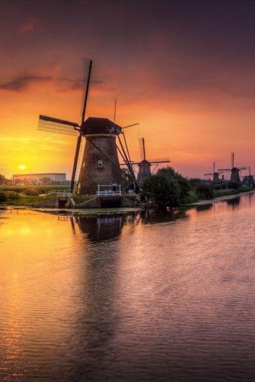 Человек обычно слишком поздно осознает, какие минуты в его жизни были самыми счастливыми. 02