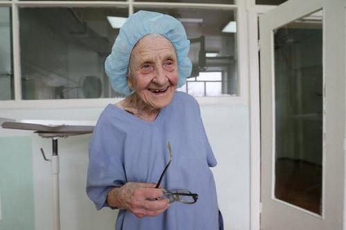 Старейший хирург России 90-летняя Алла Левушкина проводит до ста операций в год. 01
