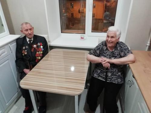 Молодой человек по имени Антон Савчук из Екатеринбурга делает ремонты ветеранам ВОВ совершенно бесплатно! 01