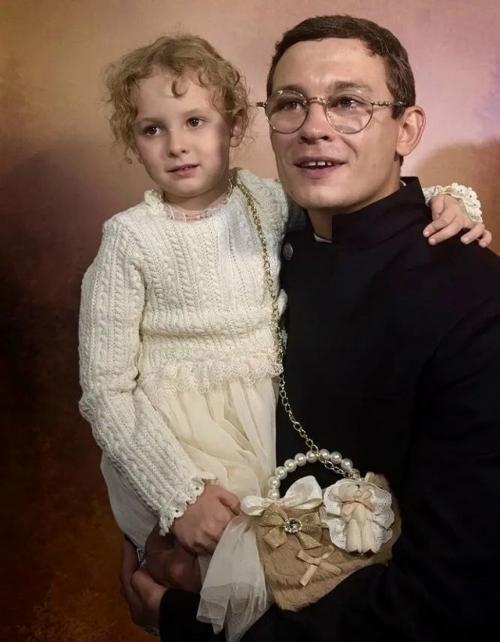 Никита кологривый и бывшая жена показали пример идеального воспитания дочери.
