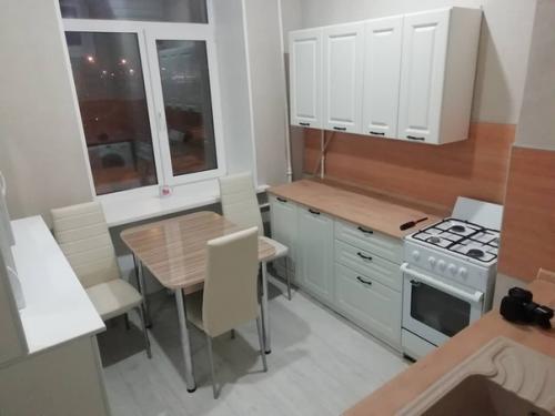 Молодой человек по имени Антон Савчук из Екатеринбурга делает ремонты ветеранам ВОВ совершенно бесплатно! 03