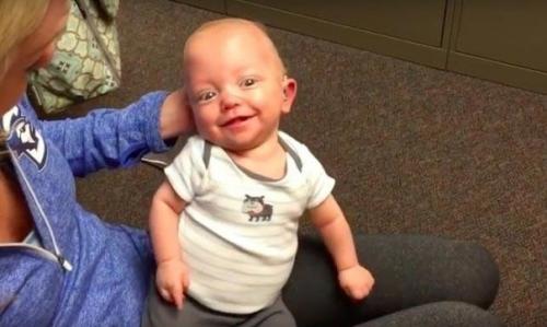 В этот момент маленькому мальчику впервые надели слуховой аппарат и он первый раз услышал голос своей мамы. 03