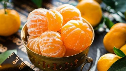 Медики предупредили, что бесконтрольное поедание новогодних цитрусовых может спровоцировать гастрит или аллергию. 01