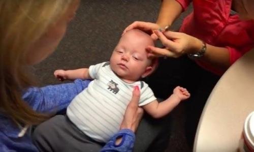 В этот момент маленькому мальчику впервые надели слуховой аппарат и он первый раз услышал голос своей мамы.