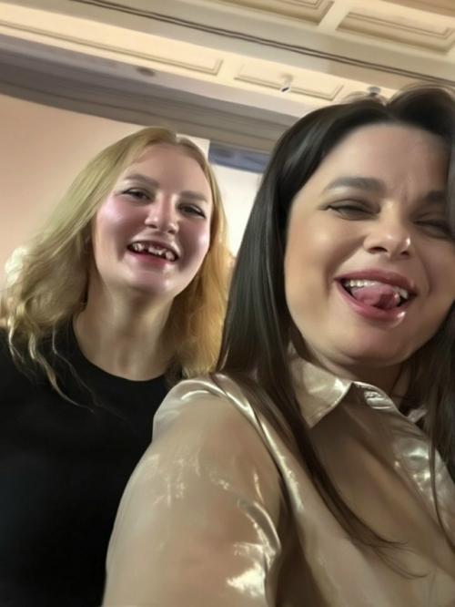 52-Летняя Наташа королёва выставила свою невестку не в лучшем свете, показав её зубым.

