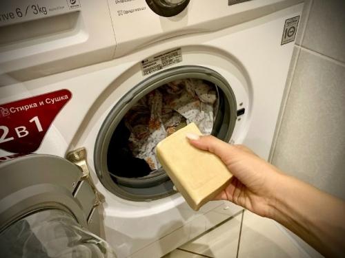 Когда нет стирального порошка, выручает хозяйственное мыло.  