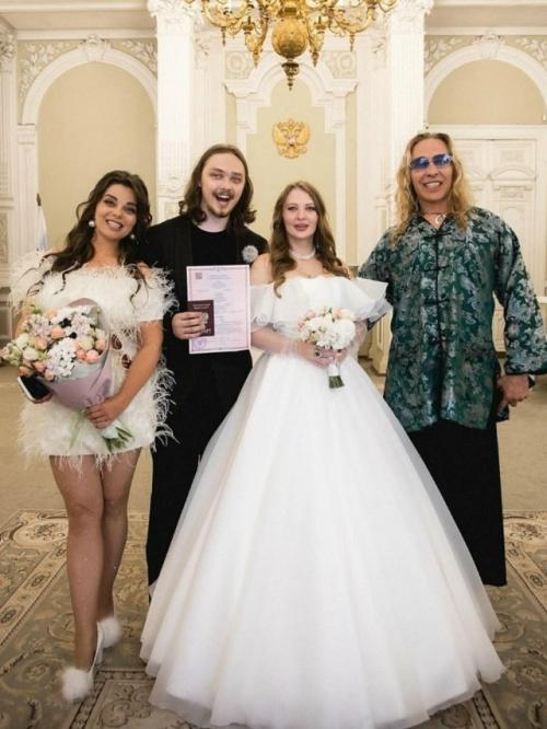 52-Летняя Наташа королёва выставила свою невестку не в лучшем свете, показав её зубым. 01