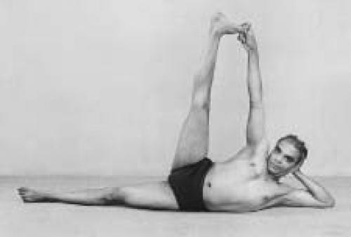 Анантасана.

Ананта - это имя Вишну и одновременно змея шеши, который служит местом отдохновения бога.