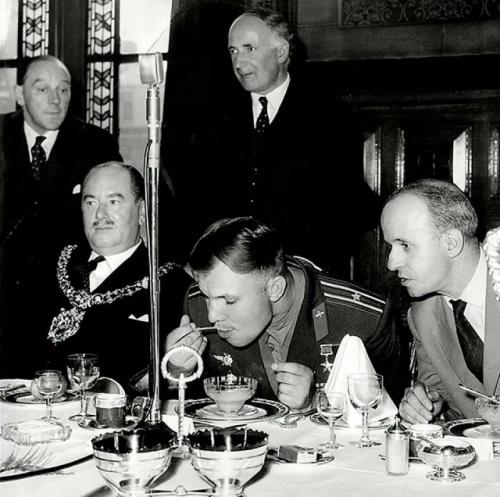 Этот случай мог бы навсегда остаться в протокольных архивах как вопиющее нарушение этикета, если бы не мудрость королевы. 

