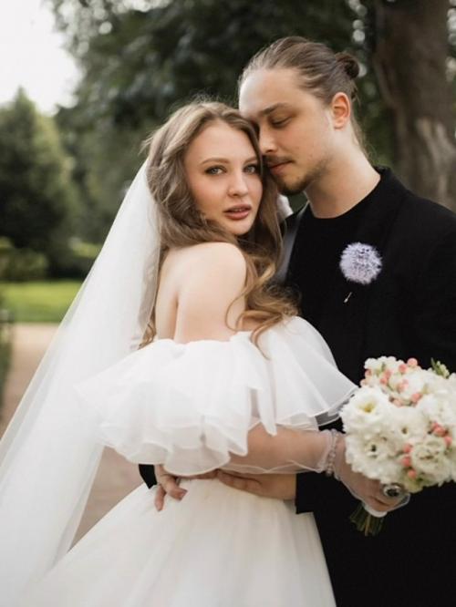 52-Летняя Наташа королёва выставила свою невестку не в лучшем свете, показав её зубым. 02