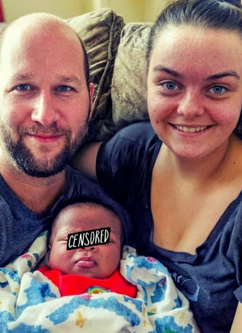 Ребёнок родился с другим цветом кожи: пара объяснила это генетикой. 01