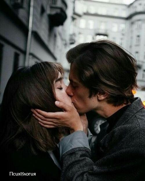 В 22 года познакомился с девушкой.