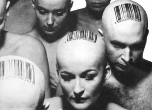 Человек чувствует себя товаром, предназначенным привлекать покупателей на самых благоприятных, дорогих условиях.